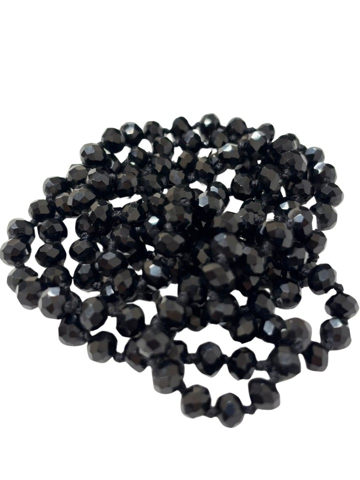 Collar de cristal en negro