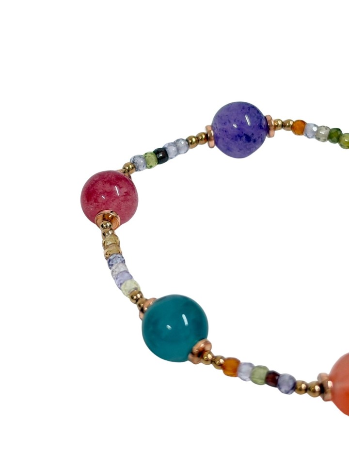 Pulsera elástica de jades teñidos y piedras